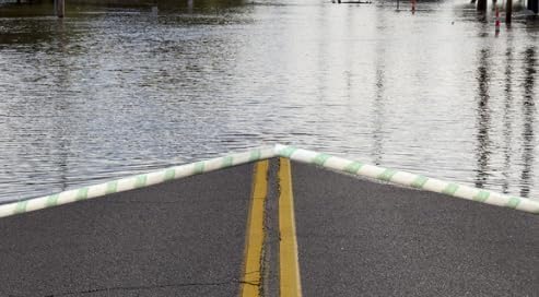 AquaShield Powered by Mobilevee - 6 Ft. Water Activated Flood Barrier and Diverter for Homes and Garages | Reusable Sandless Flood Bags | Water Dam Protection | Flood Prevention Barrier| (6-Pack)