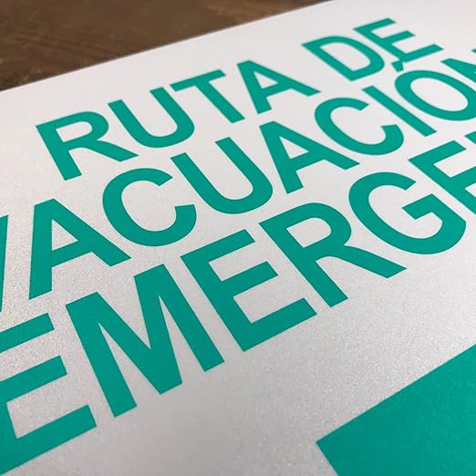 TRADESAFE Emergency Evacuation Route Arrow Right Sign – Ruta De Evacuación De Emergencia Spanish Sign, Quick Install, Light Reflective, UV-Resistant, Waterproof, 14” X 10” Aluminum Safety Signs
