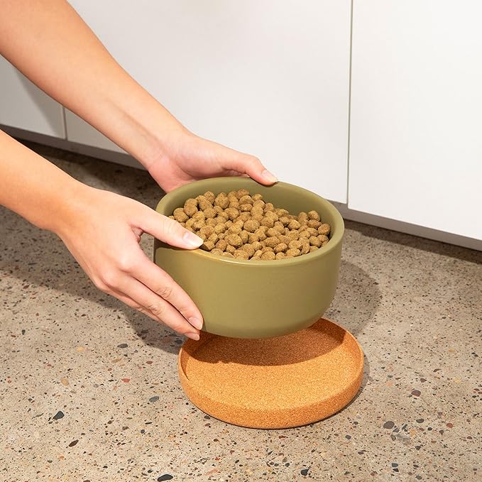 Waggo Corky Bowl – 4 Cup Non-Slip Pet Food and Water Ceramic Dish with Removable Cork Base – Dishwasher & Microwave Safe (Olive)